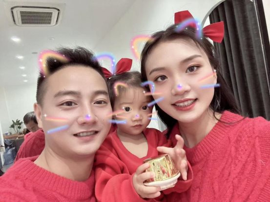 一家三口合照